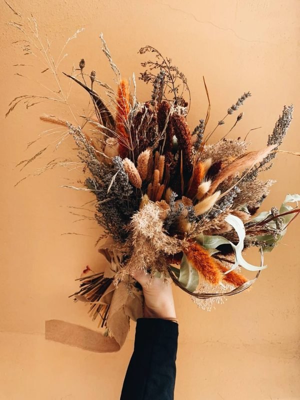 Bouquet floreale con vari elementi secchi